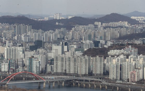 서울 여의도 63빌딩에서 바라본 서울 시내 아파트 모습. 연합뉴스