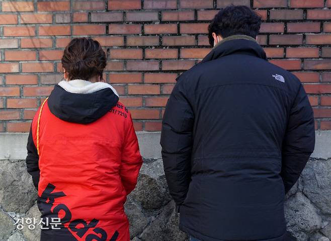 드라마와 영화 연출 경력이 각각 15년차(왼쪽)와 8년차인 프리랜서 PD들이 서울 중구 경향신문사에서 인터뷰를 한 후 인근 정동길에서 등을 돌린 채 촬영에 응하고 있다.   최민지 기자