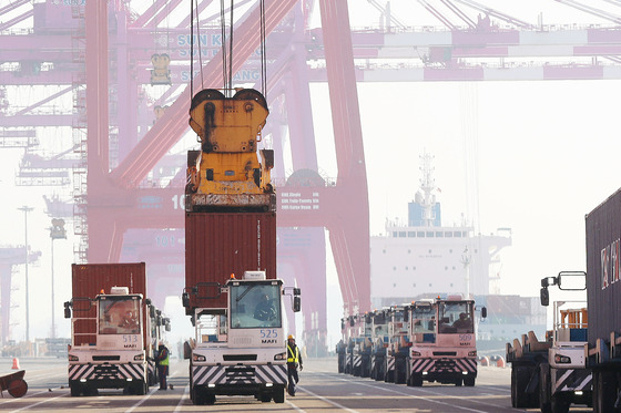 A container terminal in Incheon on Jan. 1. [NEWS1]