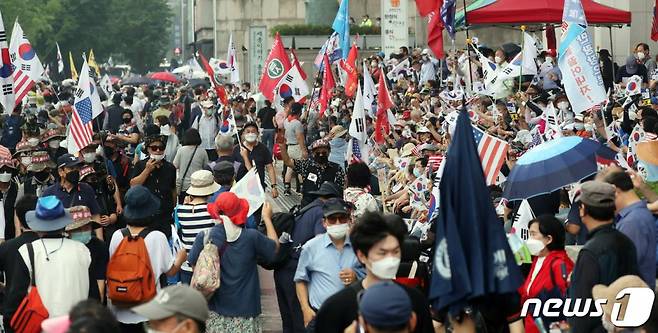 (서울=뉴스1) 김명섭 기자 = 보수단체 회원들이 15일 서울 광화문 광장 일대에서 집회를 하고 있다. 2020.8.15/뉴스1