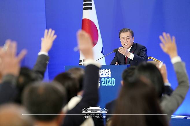 문재인 대통령이 지난해 1월 신년 기자회견에서 취재진과 질의응답하는 모습. /사진제공=청와대