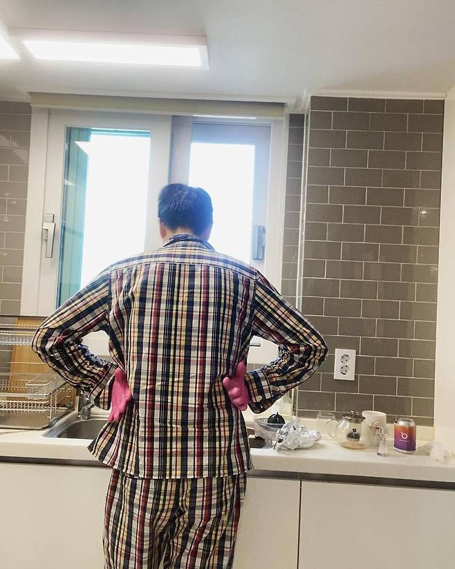 Broadcaster Kim Young-chul shared his daily routine of the 10th day of Self-Quarantine.Kim Young-chul wrote in his personal Instagram on January 3, Quees: What does the rubber glove number 4 mean?I have to wash the dishes today. If you try to clean and clean and drink a cup of tea, it will be 3-4 pm.Then tomorrow, I do not have to go to work on Monday. I am going crazy because it is 10 days.Kim Young-chul in the photo is laughing brightly with his rubber gloved hand making a number 4 mark.Bibimbap and ramen visuals made from self-Quarantine stimulated the mouth.Kim Young-chul, who became the 10th day of Self-Quarantine, laughed after leaving a message that seemed to be a mental line to boredom.The netizens who watched this left a message of support such as Finally 4 days left, I am too big for the upcoming empty seat and I have 3 days left today. Fighting.Meanwhile, Kim Young-chul is classified as a contact with the cast of Kim Young-chuls Power FM, which was confirmed by COVID-19, and will be self-Quarantine until 7th.