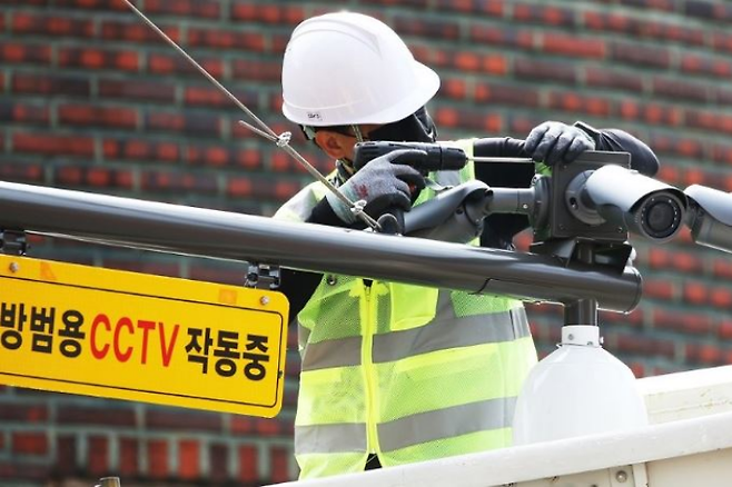 조두순 출소를 앞두고 지난해 11월 방범용 CCTV 추가를 설치하는 모습. 연합뉴스