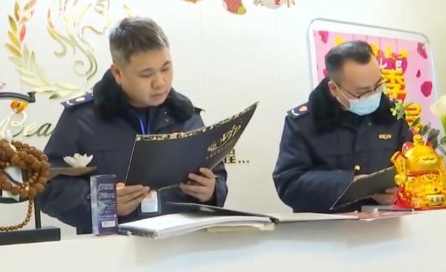 중국 시장관리감독국의 관계자들이 미용실 피해 사례를 검토하는 모습.