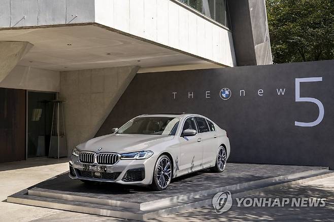 BMW 코리아, 뉴 5시리즈 및 뉴 6시리즈 그란 투리스모 국내 출시 (서울=연합뉴스) BMW 코리아가 5일 경기도 광주 퍼들하우스에서 프리미엄 비즈니스 세단인 뉴 5시리즈와 럭셔리 투어러 모델 뉴 6시리즈 그란 투리스모를 공식 출시했다.      사진은 BMW 뉴 5시리즈. 2020.10.5       [BMW 코리아 제공. 재판매 및 DB 금지] photo@yna.co.kr