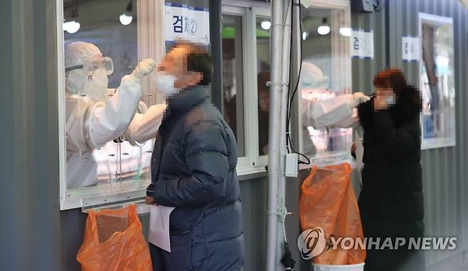 새해에도 계속되는 코로나19 검사 [연합뉴스 자료사진]
