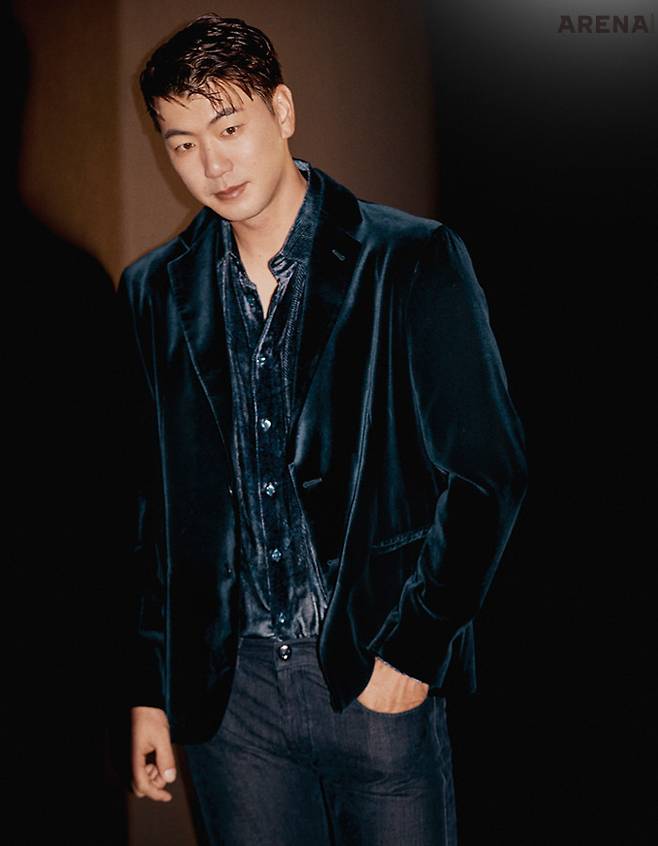 감색 벨벳 재킷·벨벳 셔츠·데님 팬츠 모두 조르지오 아르마니 제품.