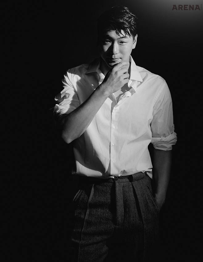 흰색 셔츠·갈색 팬츠 모두 조르지오 아르마니 제품.