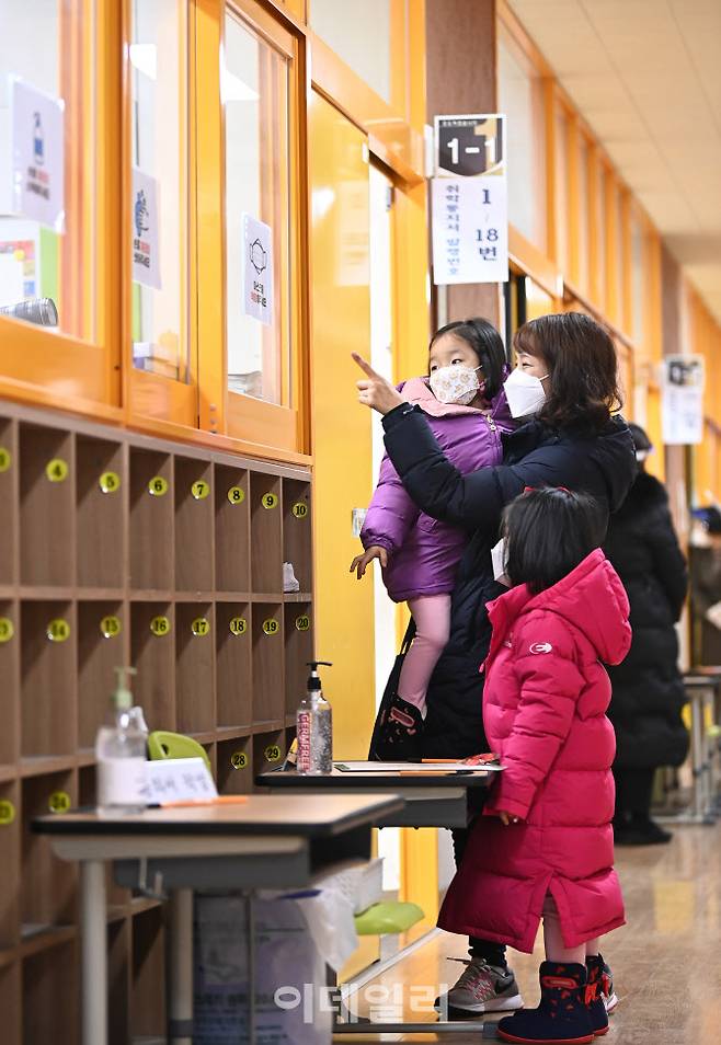 전국 초등학교에서 예비소집이 시작된 지난달 23일 경기도 수원시 권선구 곡반초등학교에서 입학을 앞둔 어린이들이 교실을 둘러보고 있다.(사진=뉴시스)
