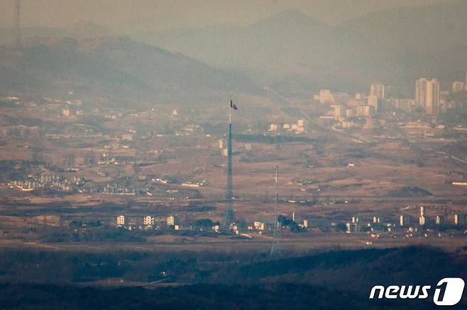 4일 파주 접경지역에서 바라본 북측 기정동 마을과 남측 대성동 마을에 각각 인공기와 태극기가 휘날리는 모습. 2021.1.4/뉴스1 © News1 유승관 기자