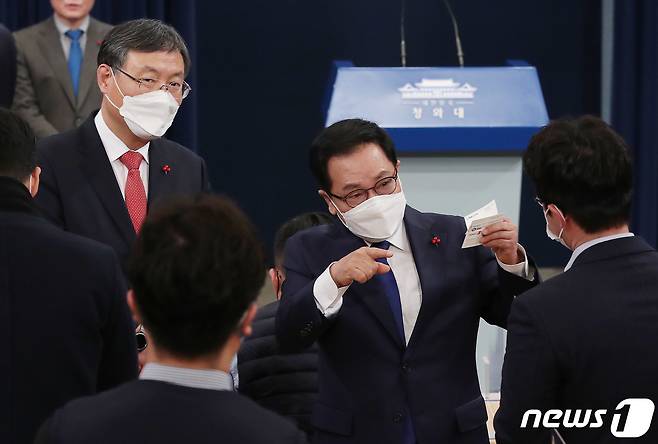 유영민 신임 대통령 비서실장(오른쪽). 2020.12.31/뉴스1 © News1 박정호 기자
