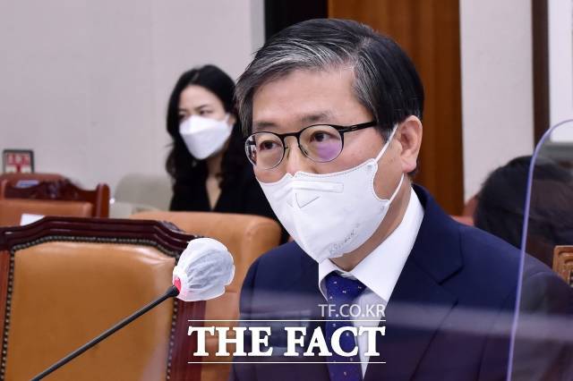 변창흠 국토교통부 장관은 4일 신년사를 통해 "전월세 문제로 힘겨워하는 국민들의 근심을 덜어드리겠다"고 말했다. 사진은 지난 12월 23일 서울 여의도 국회에서 열린 인사청문회에서 변창흠 장관이 의원들의 질의에 답변하는 모습. /남윤호 기자