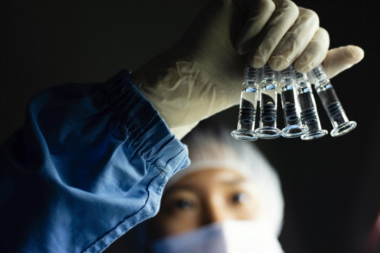 SK바이오사이언스 연구원이 백신 개발을 위한 R&D를 진행하고 있다. SK바이오사이언스 제공