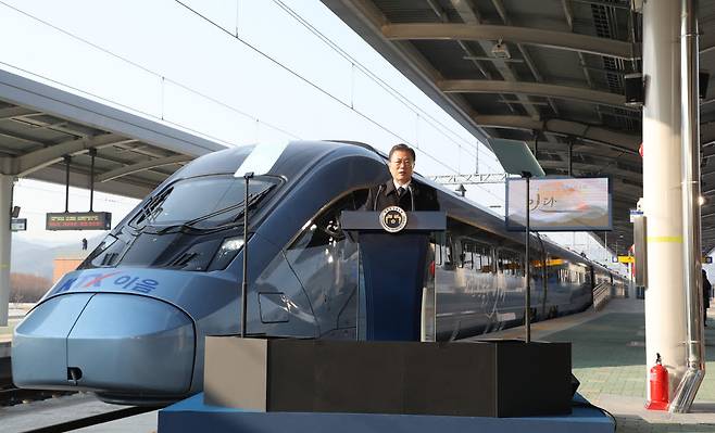 문재인 대통령이 4일 강원도 원주역에서 열린 KTX 이음 개통식에서 발언하고 있다. 연합뉴스
