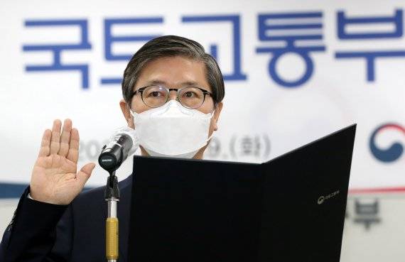 변창흠 신임 국토교통부 장관이 지난해 12월 29일 오후 정부세종청사에서 열린 취임식에서 취임선서를 하고 있다. 뉴시스