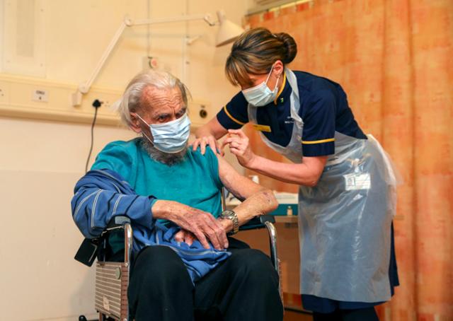 4일(현지시간) 영국 옥스포드의 처칠병원에서 트레버 코우렛(88)이 아스트라제네카 백신을 맞고 있다. 이날 영국은 아스트라제네카 백신 접종을 시작했다. 옥스포드=AP 연합뉴스