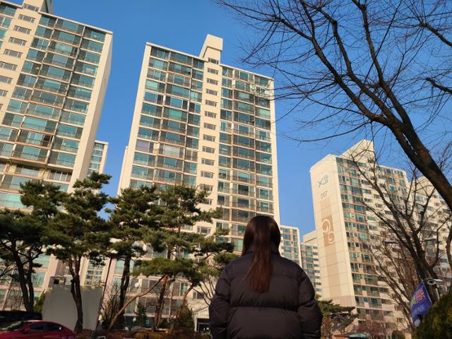 20대 청년이 값이 껑충 뛴 아파트를 바라보며 한숨을 짓고 있다. 오지혜 기자