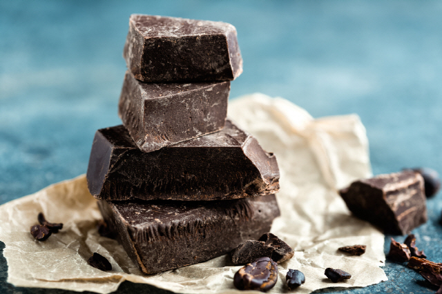 ​다크 초콜릿 속 항산화 성분은 우리 몸이 바이러스와 싸워 잘 이길 수 있도록 도와준다./클립아트코리아