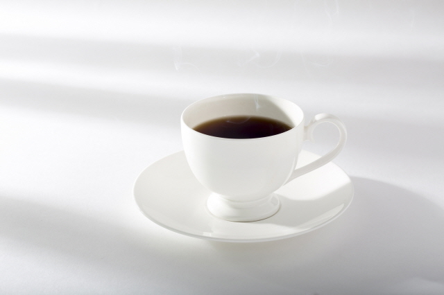 식후 커피를 마시거나 가만히 앉아서 후식을 먹는 등 습관은 건강에 나쁜 영향을 준다./사진=클립아트코리아