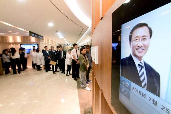 고 노회찬 원내대표 빈소 조문 행렬   (서울=연합뉴스) 24일 고 노회찬 정의당 원내대표의 빈소가 차려진 서울 서대문구 신촌 세브란스병원 장례식장에서 조문 행렬이 이어지고 있다. 2018.7.24 [사진공동취재단]