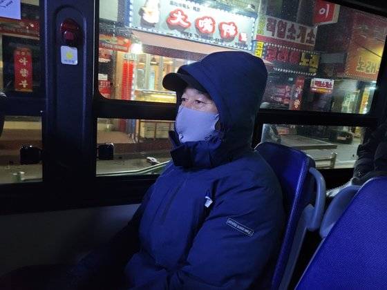 건설현장 노동자 강민식씨는 매일 6411번 버스를 타고 강남 개포동 건설현장으로 출근한다. 여성국 기자