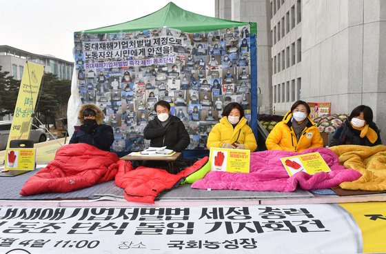 김종철 정의당 대표(왼쪽 두 번째)와 부대표단이 4일 오후 서울 여의도 국회 본관 앞에서 중대재해기업처벌법 제정 촉구 동조단식을 하고 있다. 오종택 기자