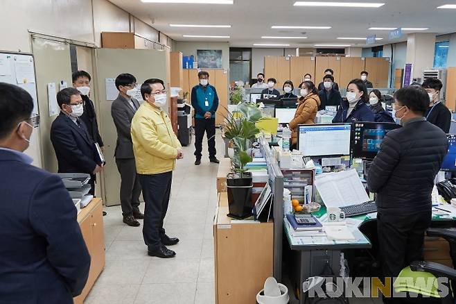 오세현 아산시장(왼쪽에서 다섯 번째)이 신축년 새해를 맞아 직원들에게 격려인사를 전하고 있다.