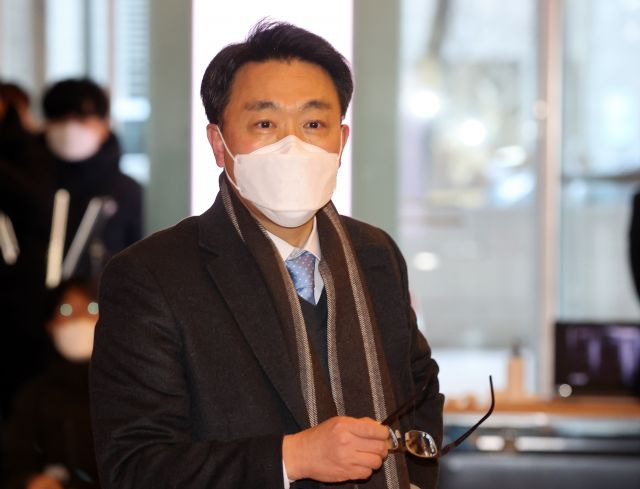 김진욱 고위공직자범죄수사처장 후보자가 지난달 31일 서울 종로구 인사청문회 준비 사무실로 출근하며 습기가 찬 안경을 잠시 벗고 있다. 연합뉴스