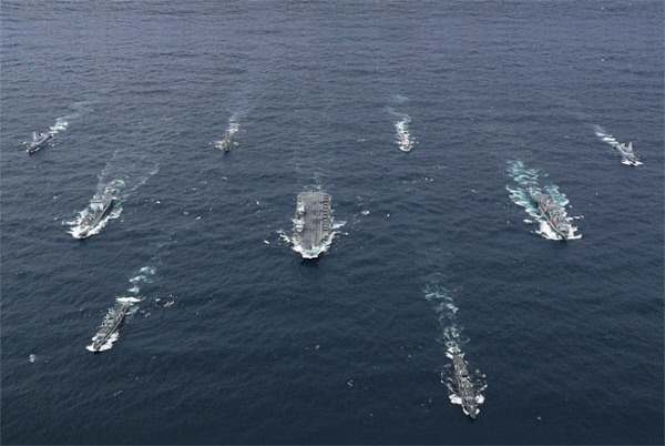 영국 퀸엘리자베스 항모전단과 미국 국축함이 태평양에서 함께 항해하는 모습. 사진 UK navy