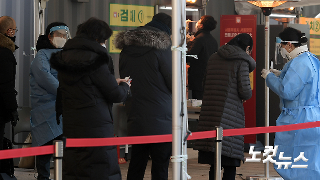 코로나19 임시 선별진료소에서 시민들이 검사를 받기 위해 줄을 서고 있다. 이한형 기자
