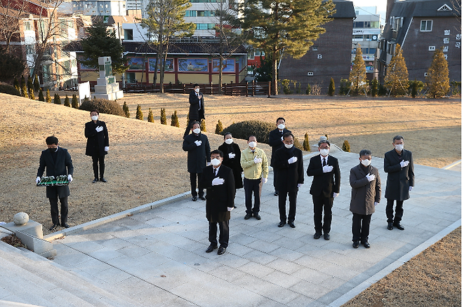 4일 오전 충혼탑에서 참배를 하고 있는 심규언 동해시장. 동해시청 제공