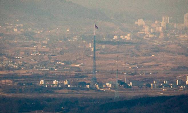 4일 파주 접경지역에서 바라본 북측 기정동 마을과 남측 대성동 마을에 각각 인공기와 태극기가 휘날리는 모습. 뉴스1