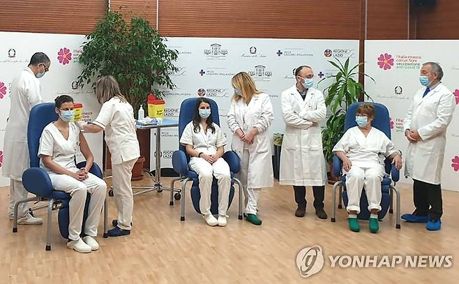 이탈리아에서 첫 코로나19 백신 맞는 의사ㆍ간호사 (로마 AFP=연합뉴스) 지난달 27일(현지시간) 이탈리아 로마의 스팔란차니 병원 소속 의사와 간호사들이 화이자ㆍ바이오앤테크의 코로나19 백신을 맞는 모습. sungok@yna.co.kr