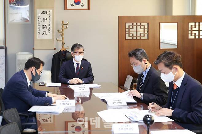 변창흠 국토교통부 장관(왼쪽 두번째)가 5일 진행한 주택 공급기관 간담회에서 발언하고 있다. (사진=국토부)