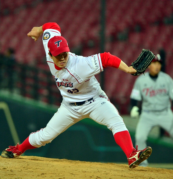 BK 김병현이 미국 메이저리그(MLB) 애리조나 애리조나 다이아몬드백스의 역대 최고 구원투수로 선정됐다. 사진은 지난 2015년 KBO 프로야구 KIA 타이거즈 대 LG 트윈스의 시즌 마지막 경기에서 KIA 김병현이 역투하고 있다.