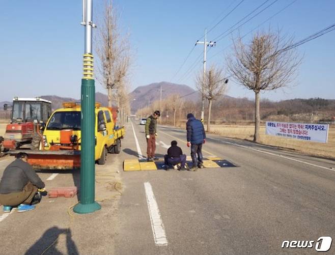 청송교도소 진입도로에 보도턱이 설치되고 있다.(진보청년연합회 제공)© 뉴스1