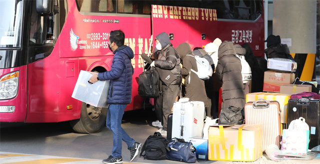 지난해 12월 서울 동대문구 서울시립대
생활관에서 학생들이 대체 숙소로 가기
위해 짐을 옮기고 있다. 뉴스1