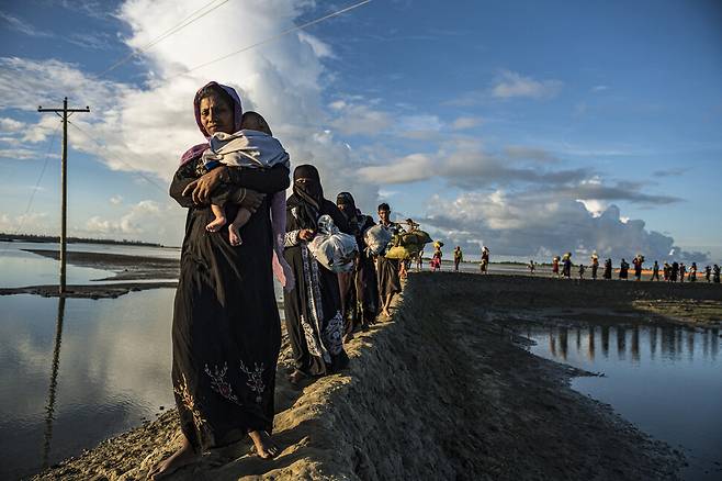 방글라데시로 향하는 로힝야 난민들. 조진섭 사진가