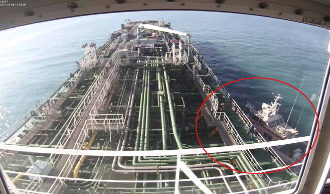 지난 4일 이란 혁명수비대에 나포되는 한국 국적 선박 ‘한국케미’ 모습. 오른쪽이 이란 혁명수비대가 타고 온 고속정이다. 사진은 나포 당시 CCTV에 찍힌 모습이다. 연합뉴스