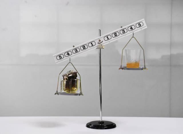 화장품 용기를 자르고 내용물과 용기 무게를 비교해 봤다. 용기가 내용물보다 5배 더 무거운 화장품 포장의 민낯을 확인할 수 있었다. 왜 우리는 기후위기와 쓰레기에 신음하면서도, 한편으로 불필요한 플라스틱 덩어리를 생산하도록 내버려 두는 것일까. 배우한 기자