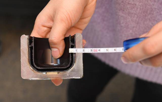 마치 유리병처럼 투명하게 빛나는 화장품 용기. 실은 두꺼운 외용기와 여러장의 내용기가 겹쳐진 플라스틱 덩어리다. 용기 두께는 1.8cm, 모서리의 가장 두꺼운 부분은 무려 2.9cm에 이른다. 가장 안쪽에 담긴 작은 양의 화장품을 다 써버리고 나면 남는건 폐기물과 죄책감 뿐이다. 소비자들은 과연 언제쯤 '예쁜 쓰레기'에서 벗어날 수 있을까. 사진은 네이처리퍼블릭의 '진생 로얄 실크 워터리크림' 용기의 단면. 배우한 기자