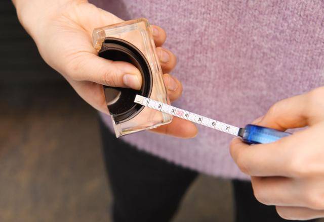 기자가 ③번 제품의 가장 넓은 모서리를 기준으로 두께를 측정하고 있다. 정확히 측정한 ③번의 최대 두께는 약 2.9㎝였다. 배우한 기자