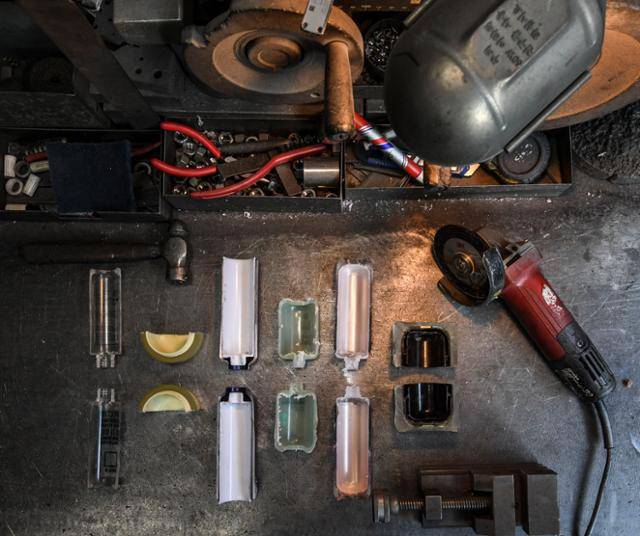 서울 을지로의 한 공업사에서 실험제품을 모두 반으로 갈라봤다. 2개 제품 외에 모두 2중, 3중의 플라스틱이 쓰였다. 이한호 기자