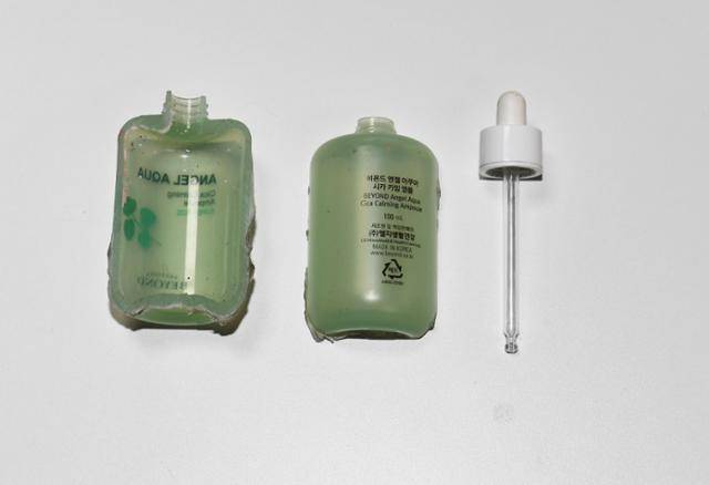 ①번 제품은 재질이 '페트' 이지만 글씨가 새겨지고 색소가 입혀진 상태라 재활용이 용이한 '투명 페트'와는 다르다. 재활용 선별장에서는 일반쓰레기로 분류되고 있다. 배우한 기자