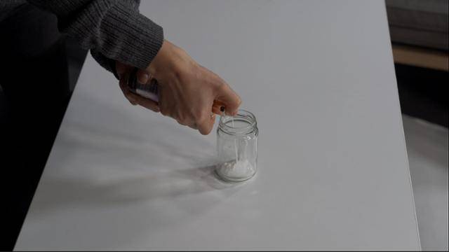 기자가 ⑥번 제품의 내용물을 모두 비우기 위해 펌프를 잡고 안간힘을 쓰고 있다. 박고은PD