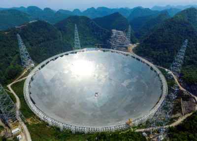 중국 구이저우성 핑탕현에 있는 세계 최대 전파망원경 ‘톈옌’. 로이터연합뉴스