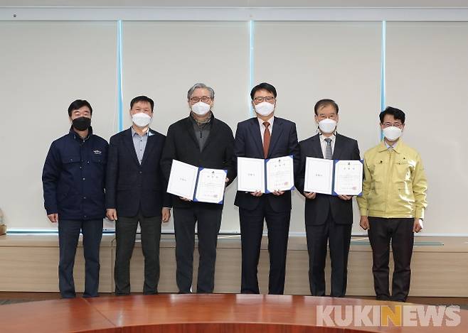 임명장을 들고 있는 세 명 중 왼쪽부터 김남현, 박병직, 신승춘 씨.(사진=강릉시 제공)