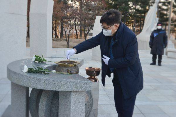 5일 김용덕 수원시 영통구청장이 제14대 구청장으로 취임 후 본격업무를 시작했다. 코로나19 예방을 위해 취임식은 생략됐다. / 사진제공=수원시 영통구