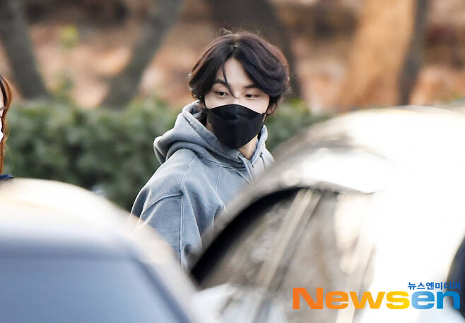 Actor Yoon Shi-yoon is leaving the SBS Mok-dong office building in Yangcheon-gu, Seoul after finishing the schedule of SBS Power FM Kim Young-chuls Power FM on the morning of January 5.