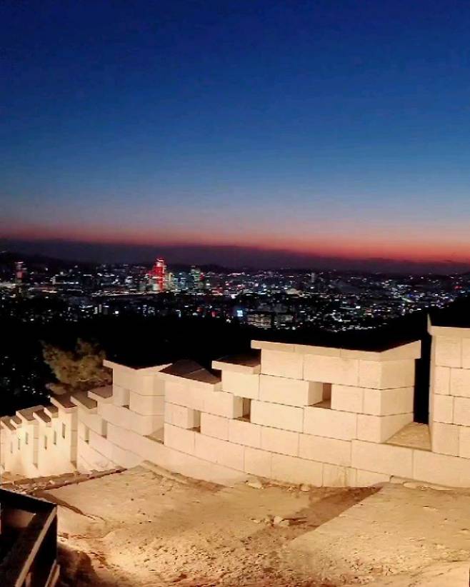 Actor Lee Si-young has reported on the latest.Lee Si-young posted several videos and photos on his Instagram on the afternoon of January 5, along with an article entitled # Inwangsan is so beautiful.The photo shows Lee Si-young enjoying a walk along the Inwangsan castle in a dark evening.I had a happy time wearing a head lantern and enjoying the beautiful night view of Seoul in the cold.Meanwhile, Lee Si-young appeared on Netflixs Sweet Home, which was released last year.